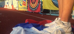 У Мелітопольському районі 19-річна дівчина зірвала російський прапор із адмінбудівлі