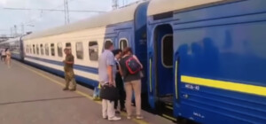 На вокзале в Днепре трогательно поддержали одесситов, которые пострадали от обстрелов