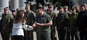 Президент України вручив паспорти донькам героїв України з Дніпропетровської області