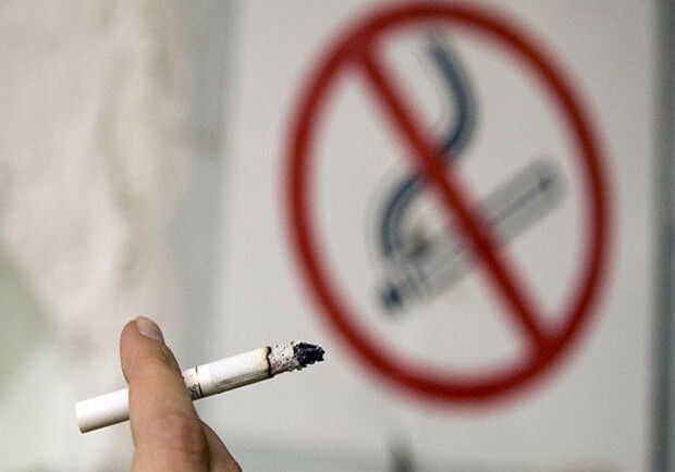 Сражаются с курильщиками: инспекторы мунварты курили в Запорожье на площади. 