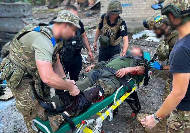 В поліції показали фотографії наслідків авіаційного удару по Оріхову. 