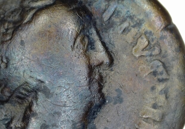 В Запоріжжі на Хортиці знайшли срібну монету часів Стародавнього Риму. 