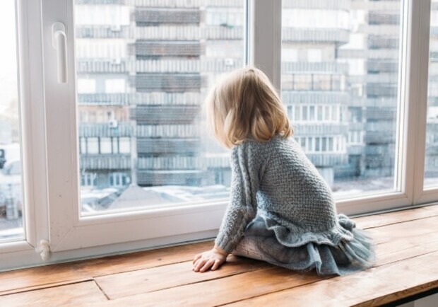 В Запорожье из окна пятого этажа выпал 2-летний ребенок. 