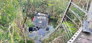 В Днепре машина с людьми перевернулась и упала в реку