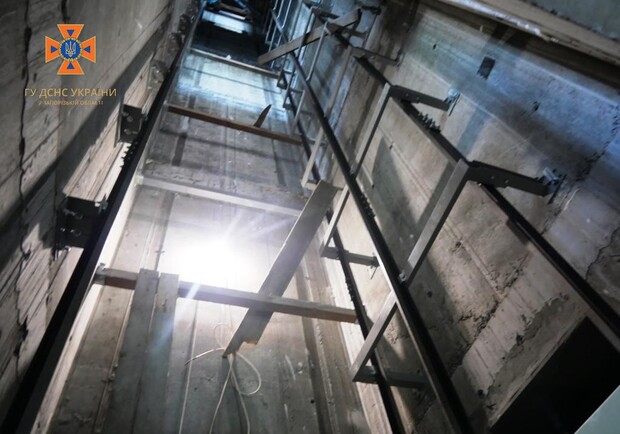 В Запорожье во время монтажных работ в шахте лифта погиб рабочий, еще двое попали в больницу. 