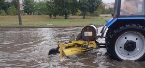 Затопило улицы и поплыли дорожные блоки: последствия ливня в Запорожье
