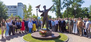 В Киеве открыли сквер Авиации и новую скульптуру