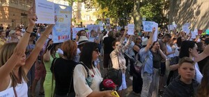 Митинг в День города: в Одессе под зданием мэрии прошел пикет против тендеров на реконструкцию суда и ТЮЗа