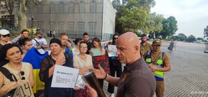 Восьмой день пикета из-за тендеров: к протестующим возле мэрии Одессы вышел Труханов