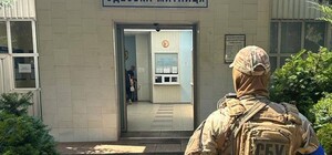СБУ задержала нечистых на руку работницу налоговой и таможенника в Одессе
