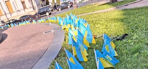 На Екатерининской площади в Одессе создали народный мемориал из флагов Украины 