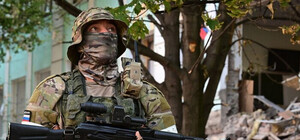 В Токмаку окупанти змушують людей віддавати їм домашніх тварин та консервацію