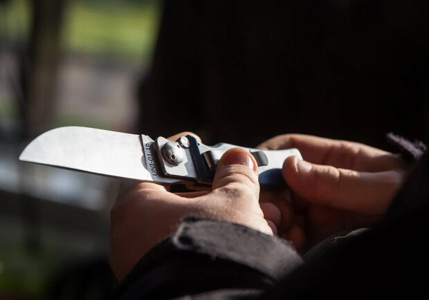 У Запоріжжі чоловік смертельно поранив ножем пасинка. 