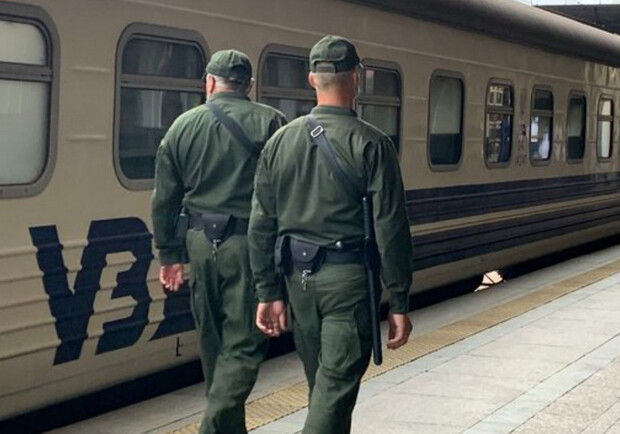 Два пассажирских поезда из Запорожья будет сопровождать военизированная охрана. 