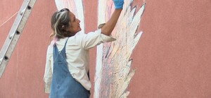 На Арсенальній площі художниця зі США намалює мурал