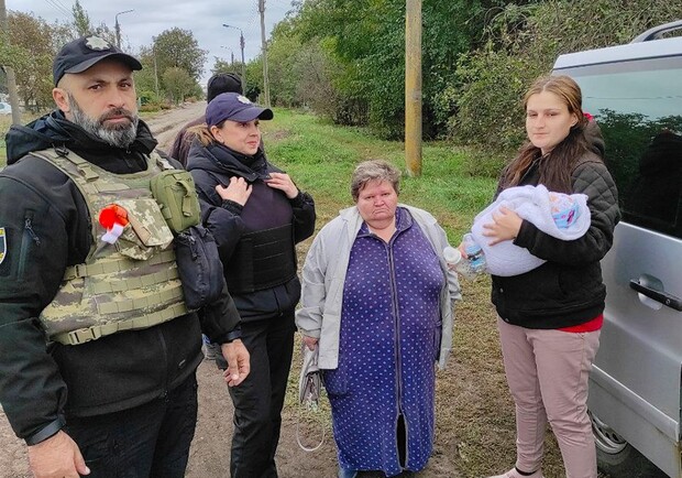 В Запорожской области из-под обстрелов вывезли семью с новорожденным ребенком 