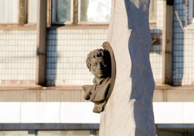 У Запоріжжі демонтують залишки пам’ятника Пушкіну. 