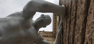 Львівська міська рада назвала дату демонтажу велетенської скульптури біля оперного театру