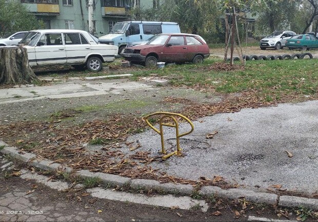 В Запорожье жители дома обустроили незаконную парковку во дворе. 