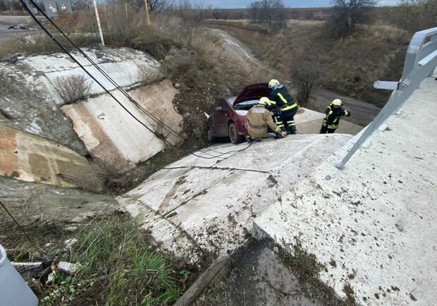У одного из запорожских мостов авто съехало в кювет. 
