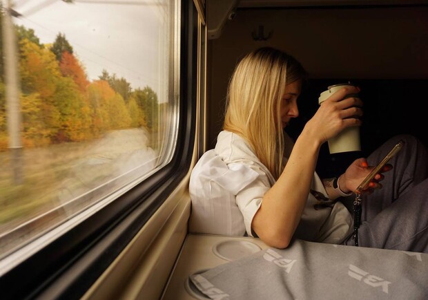 Из Запорожья в Ужгород начал курсировать поезд с женскими купе. 