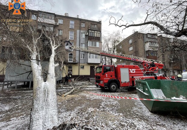 Падали деревья и застряли автомобили: запорожские спасатели ликвидировали последствия непогоды. 