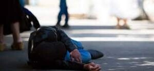 Отримай відповідь: що робити якщо побачили людину, яка лежить на дорозі