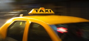 Одесситку изнасиловал и ограбил таксист, которого она вызвала с помощью приложения