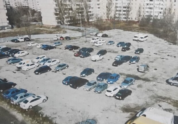В спальном районе Запорожья обязали убрать незаконную автостоянку. 