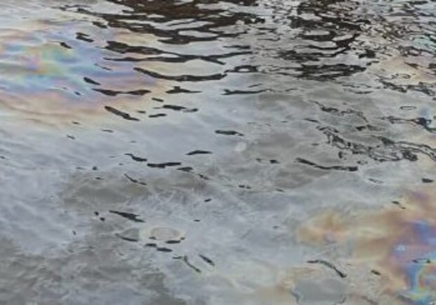 После затопления судна на одном из участков реки Днепр обнаружили загрязнение нефтепродуктами - 