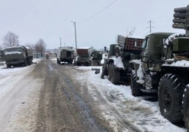 Оккупанты опрокидывают через Мариуполь военную технику на Бердянское направление - 