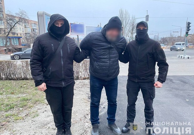 Запорожские полицейские задержали подозреваемого в наркоторговле. 