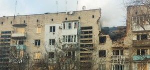 В Оріхові авіаційний снаряд влучив в багатоповерхівку (фото)