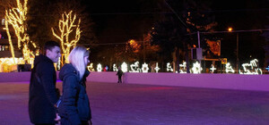 Возле Дворца спорта открыли каток: цены