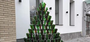 У Дніпрі створили новорічну ялинку з пивних пляшок