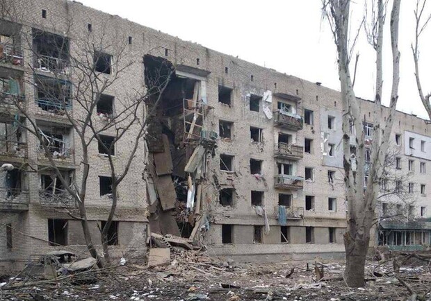 Россия сбросила на Орехов две управляемые бомбы: разрушен подъезд дома, ранены. 