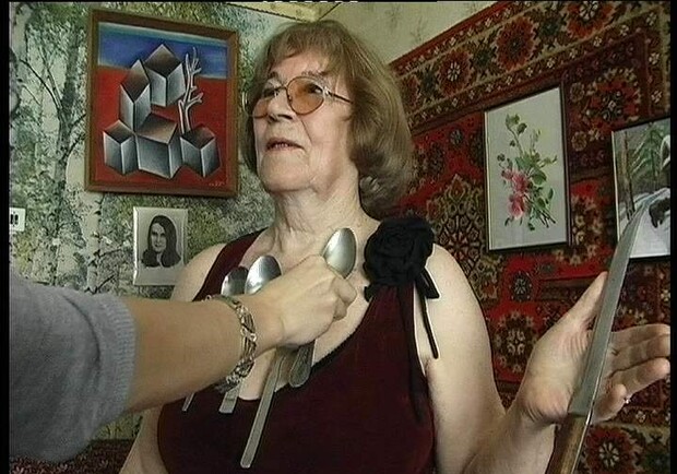 В запорожской области живет женщина-магнит.
Фото www.region-plus.tv