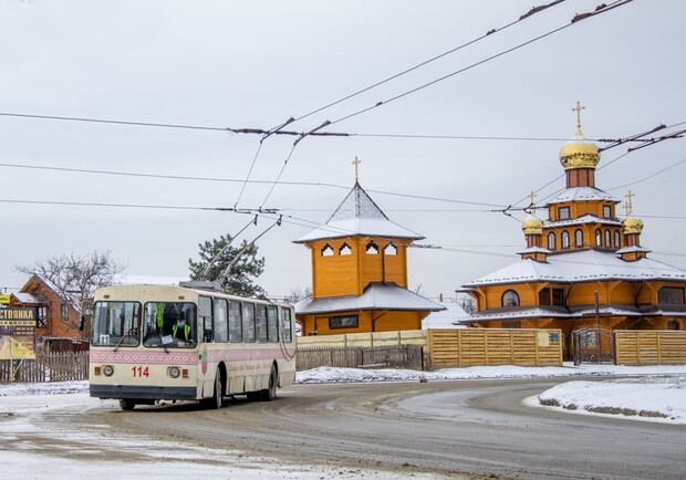 В Запорожье возобновляют движение троллейбусных маршрутов, остановившихся из-за непогоды. 