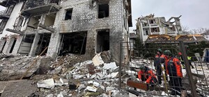 Комунальники другий день усувають наслідки ракетного удару по Харкову