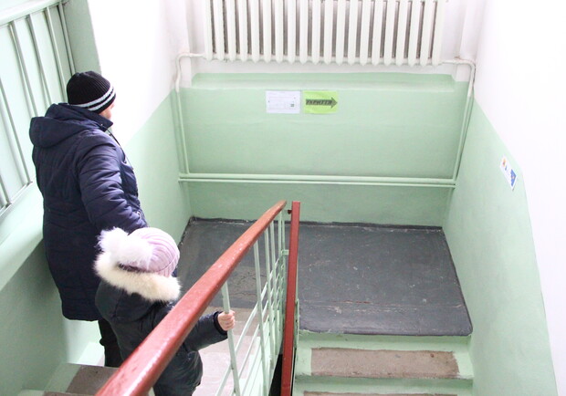 В Запорожье женщину с ребенком во время тревоги не пускали до укрытия. 