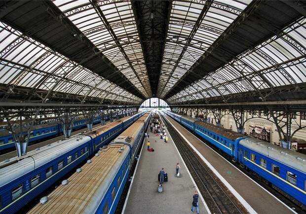 Во время посадки в поезд «Львов – Запорожье» проводник из-за предрассудков отказался пустить женщину первой в вагон. 