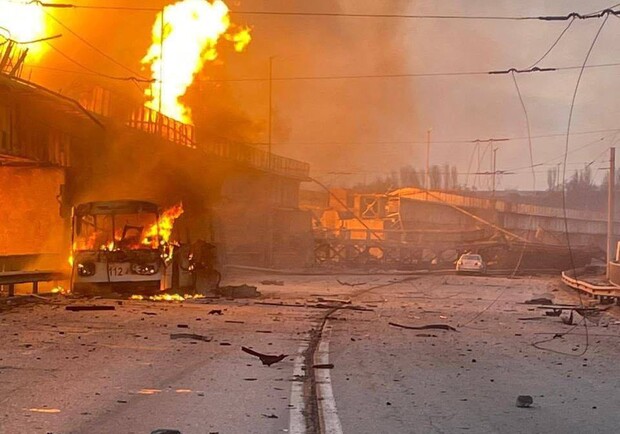 Вибухи у Запоріжжі 22 березня: загиблий, влучання в ДніпроГЕС, зруйновані будинки - фото: з соцмереж