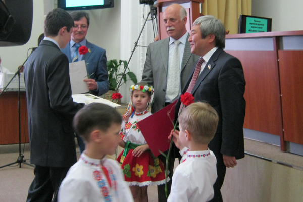 Сегодня в горсовете талантливым детям вручили премии мэра. Фото Vgorode.ua.