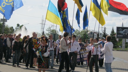 В Запорожье прошел парад вышиванок. Фото Vgorode.ua.
