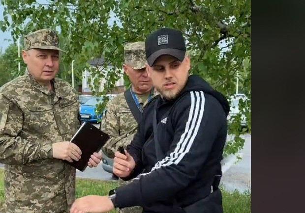 Блогер подходил к военнослужащим в Запорожье. 