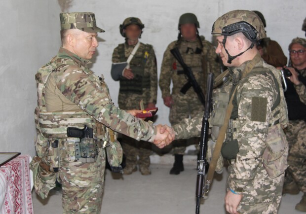 Військовий із Запорізької області отримав медаль від Головнокомандувача ЗСУ Сирського. 