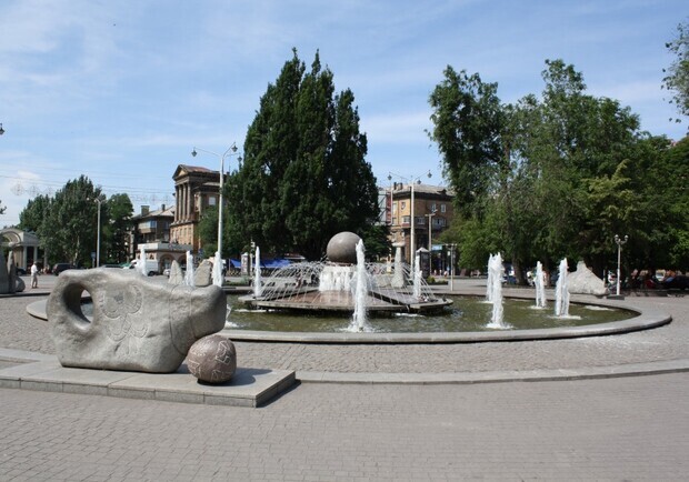 В Запорожье решили пока не переименовывать площадь Маяковского на площадь Художников. 