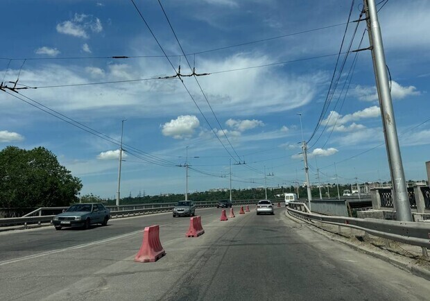 У Запоріжжі знову перекриють рух транспорту через греблю ДніпроГЕС. 