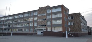 В Одессе отстранили от работы директора школы, которая отказалась устанавливать на здании школы табличку погибшему военному