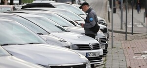 На майданчиках ЛеоПарковки встановлюють нові інформаційні щити